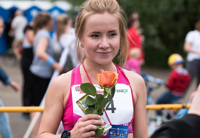В Омске более 300 девушек вышли на старт Цветочного забега