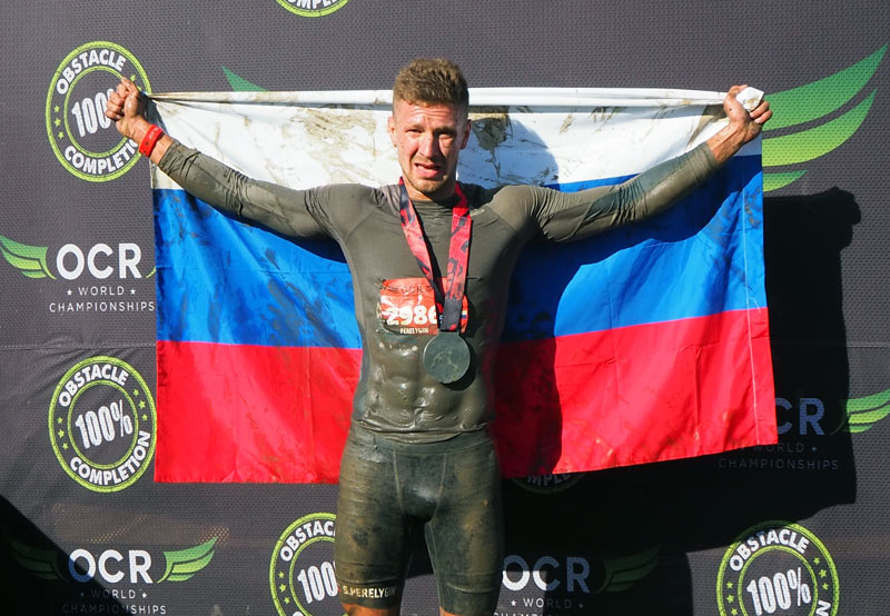 Российские спортсмены на пьедестале чемпионата мира по экстремальным гонкам с препятствиями