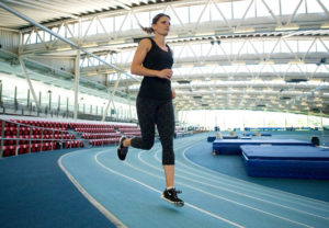 Бег в манеже: 6 основных тренировок, которые сделают вас быстрее