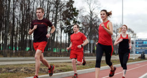 Спортивный бренд Asics совместно с «Абсолют Московский марафон» запустил в апреле челлендж «Беги и побеждай»,