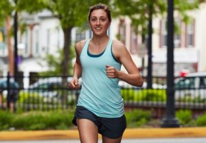 В чём бегать летом: 6 правил выбора одежды для пробежки