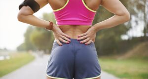 Почему болит спина при беге, и как её лечить