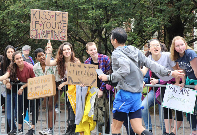 На Бостонском марафоне попросили не целовать незнакомцев