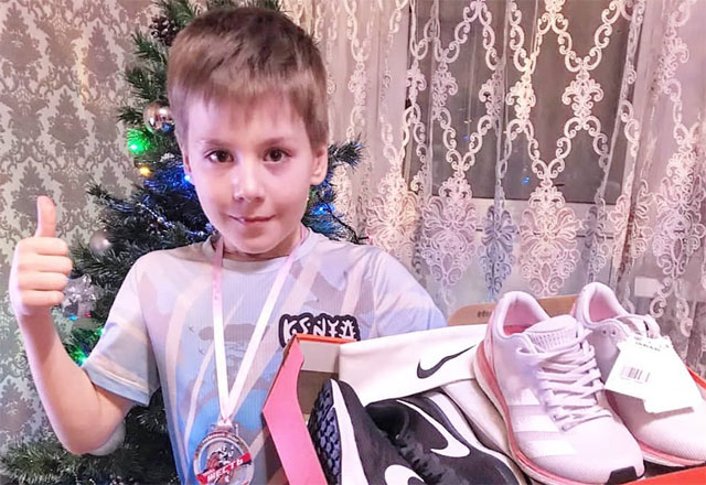 Мальчик, выигравший кросс босиком, получил в подарок кроссовки - "Марафонец"