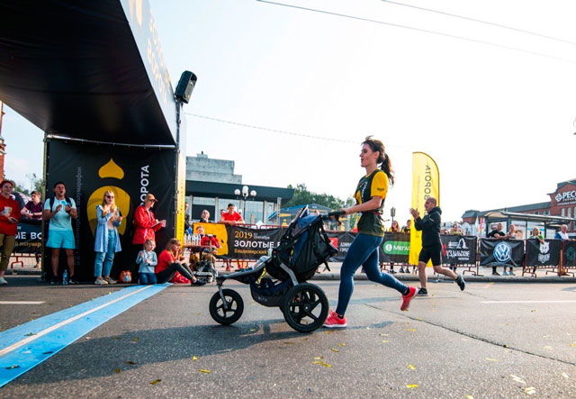 Два необычных мировых рекорда: Ольга Бекрицкая о том, что побуждает бегать с коляской босиком 