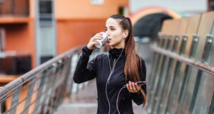 Кофеин и бег: как влияет на организм, стоит ли принимать его на забеге