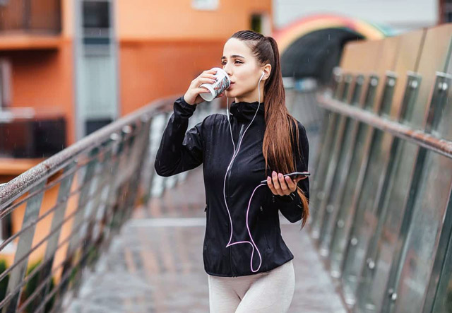 Кофеин и бег: как влияет на организм, стоит ли принимать его на забеге