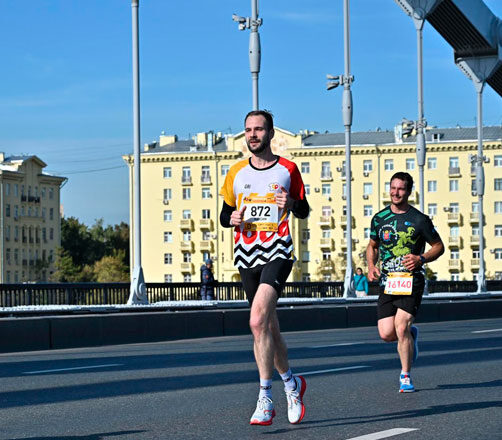Как пробежать первый марафон и сразу из 3-х часов: история Максима Кузнецова